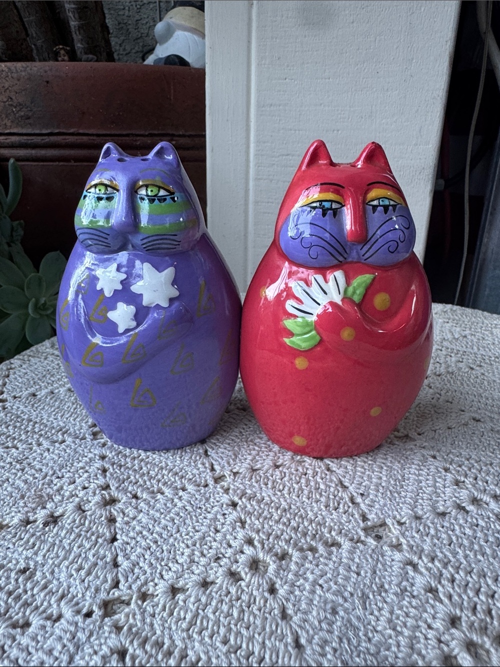 LAUREL BURCH CERAMIC “KOOL CATS” MAGNETIC SALT/PEPPER SHAKERS